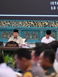 Presiden Prabowo Subianto menerima laporan survei pergerakan masyarakat pada Lebaran 2026 pada Sidang Kabinet Paripurna di Istana Negara, Jakarta, pada Jumat, 13 Maret 2026.