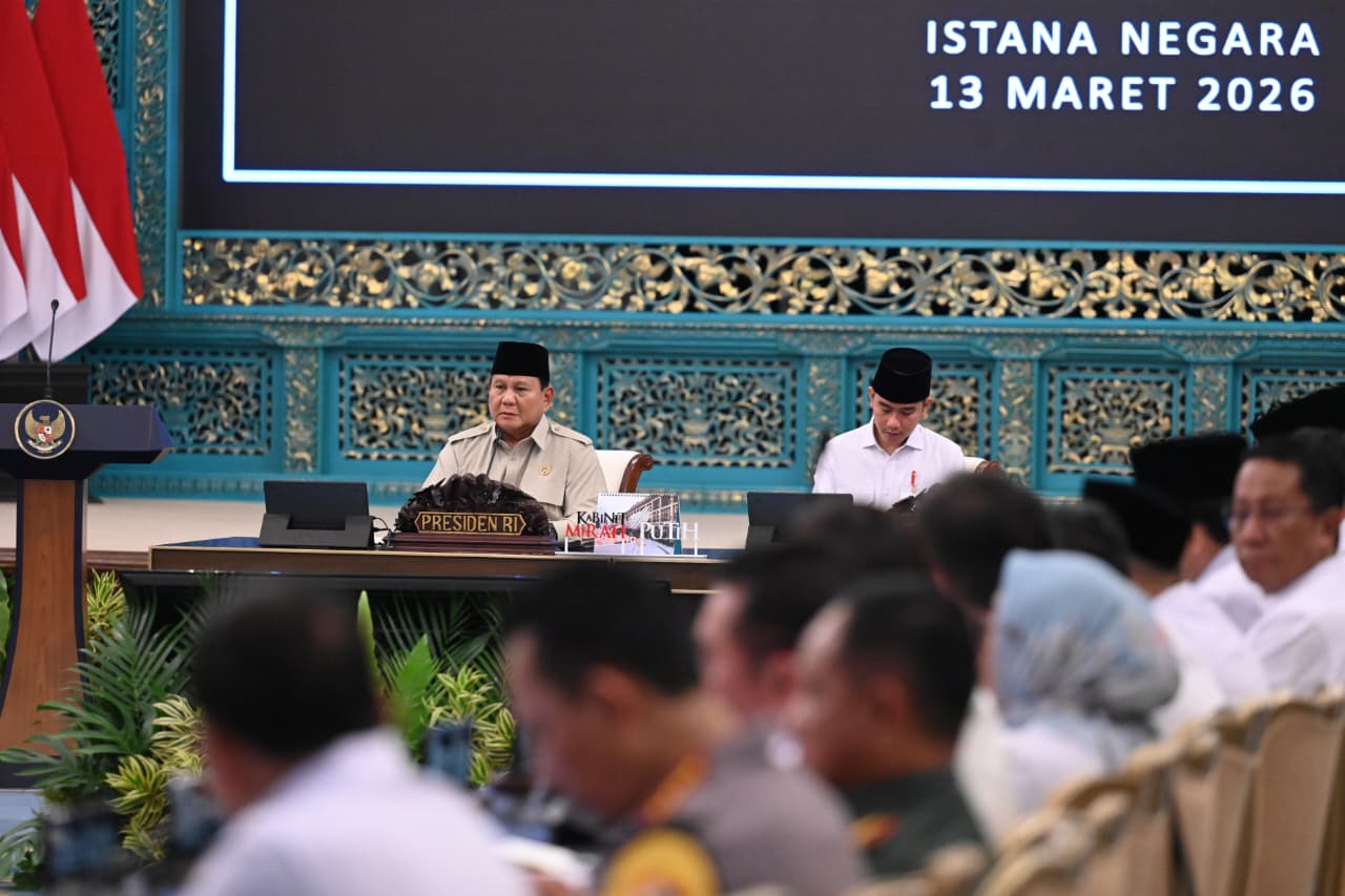 Presiden Prabowo Subianto menerima laporan survei pergerakan masyarakat pada Lebaran 2026 pada Sidang Kabinet Paripurna di Istana Negara, Jakarta, pada Jumat, 13 Maret 2026.