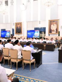 Presiden Prabowo Subianto menerima laporan ketersediaan stok pangan nasional pada Sidang Kabinet Paripurna di Istana Negara, Jakarta, pada Jumat, 13 Maret 2026.