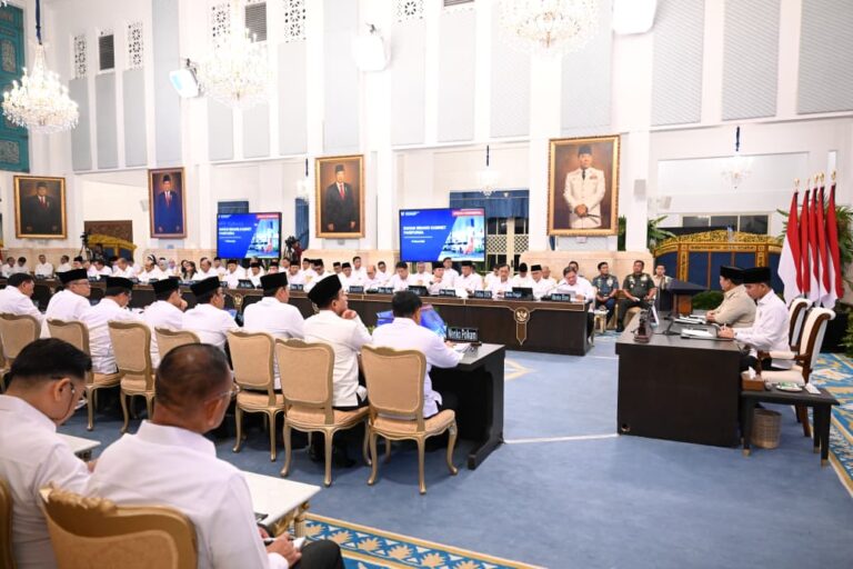 Presiden Prabowo Subianto menerima laporan ketersediaan stok pangan nasional pada Sidang Kabinet Paripurna di Istana Negara, Jakarta, pada Jumat, 13 Maret 2026.
