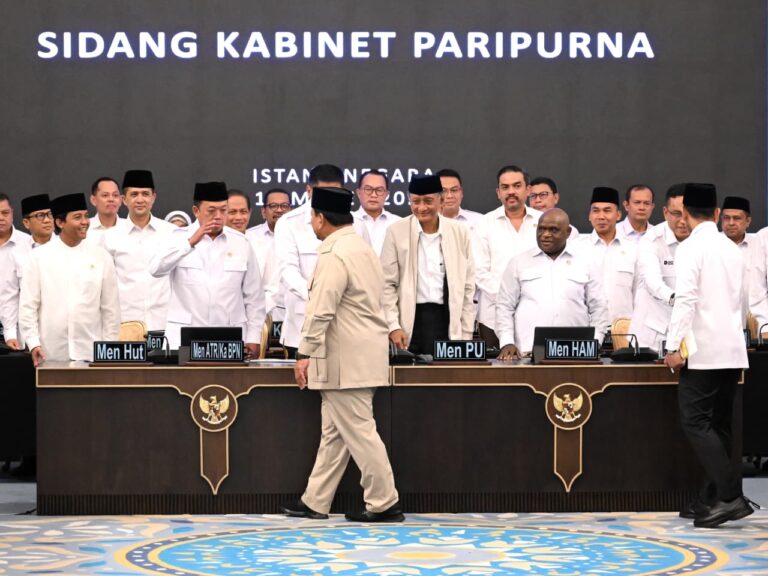Presiden Prabowo memberikan arahan pada Sidang Kabinet Paripurna yang digelar di Istana Negara, pada Jumat, 13 Maret 2026.