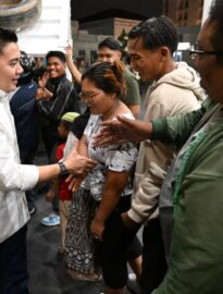 Sekretaris Kabinet Teddy Indra Wijaya menyapa masyarakat pada malam takbiran Idulfitri di kawasan Kantor Gubernur Sumatra Utara, Kota Medan, Jumat, 20 Maret 2026.