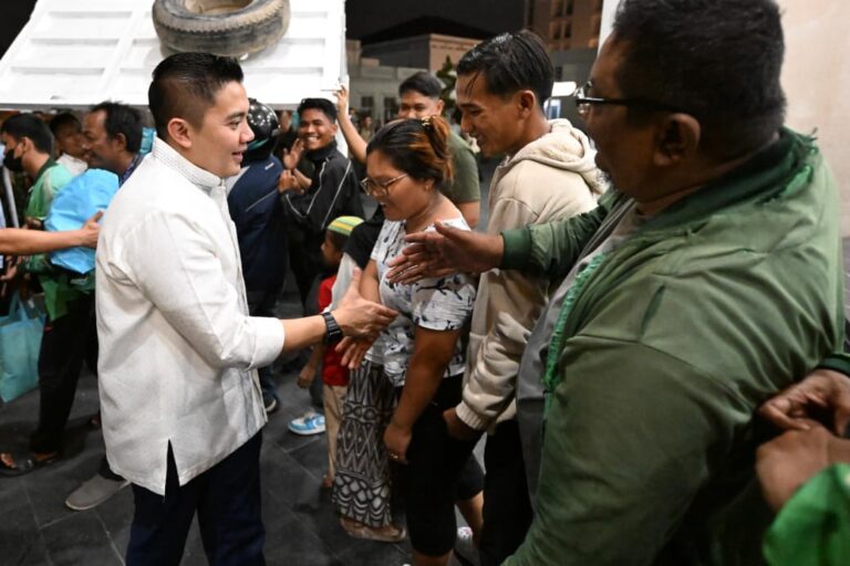 Sekretaris Kabinet Teddy Indra Wijaya menyapa masyarakat pada malam takbiran Idulfitri di kawasan Kantor Gubernur Sumatra Utara, Kota Medan, Jumat, 20 Maret 2026.
