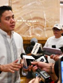 Sekretaris Kabinet Teddy Indra Wijaya memberikan keterangan pers kepada awak media di Kota Medan, Provinsi Sumatra Utara pada Jumat, 20 Maret 2026.