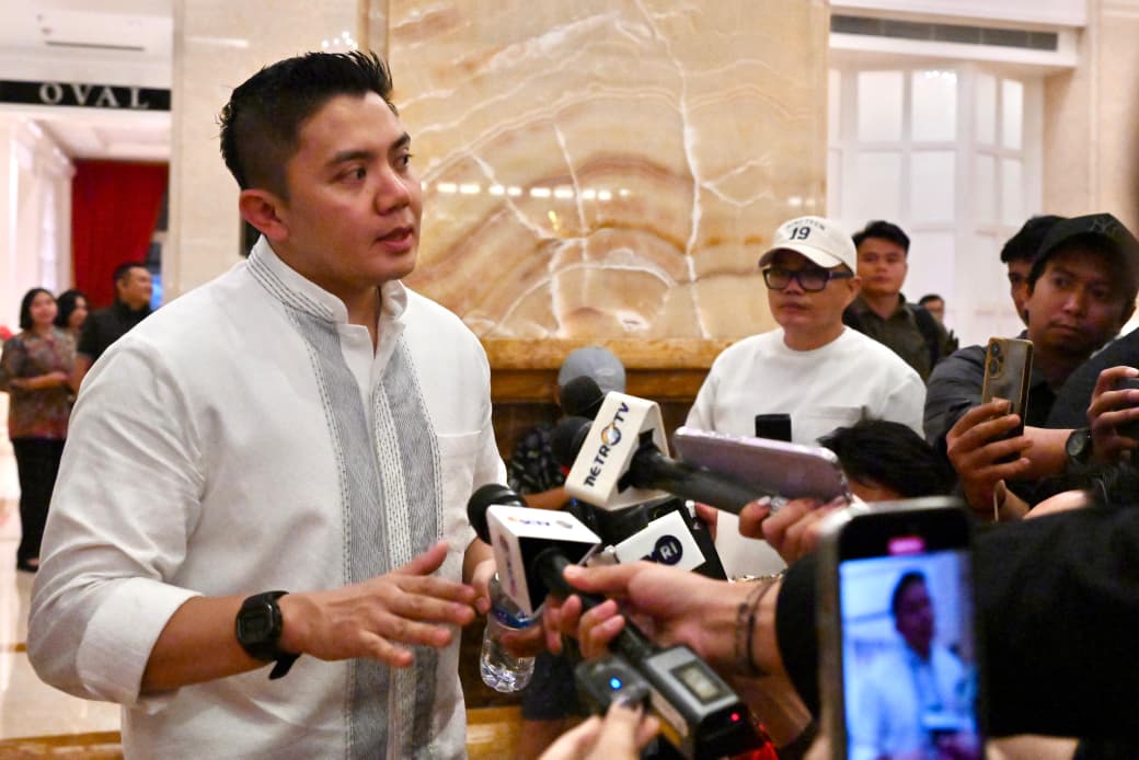 Sekretaris Kabinet Teddy Indra Wijaya memberikan keterangan pers kepada awak media di Kota Medan, Provinsi Sumatra Utara pada Jumat, 20 Maret 2026.