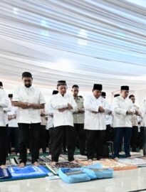 Presiden Prabowo Subianto melaksanakan salat Idulfitri bersama masyarakat di Masjid Darussalam, kawasan hunian sementara (huntara), Kabupaten Aceh Tamiang, Provinsi Aceh, pada Sabtu, 21 Maret 2026.