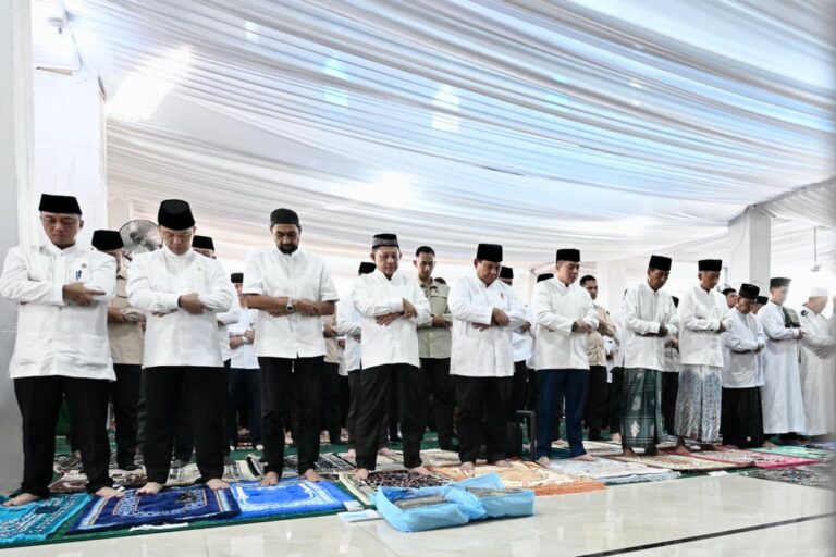 Presiden Prabowo Subianto melaksanakan salat Idulfitri bersama masyarakat di Masjid Darussalam, kawasan hunian sementara (huntara), Kabupaten Aceh Tamiang, Provinsi Aceh, pada Sabtu, 21 Maret 2026.