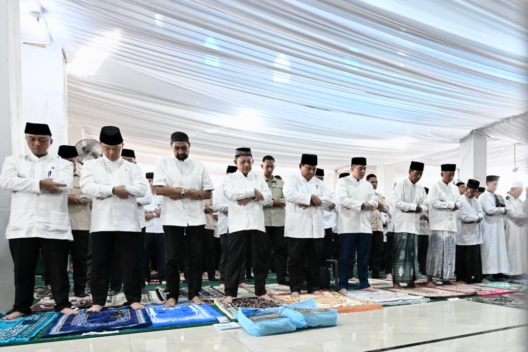 Presiden Prabowo Subianto melaksanakan salat Idulfitri bersama masyarakat di Masjid Darussalam, kawasan hunian sementara (huntara), Kabupaten Aceh Tamiang, Provinsi Aceh, pada Sabtu, 21 Maret 2026.