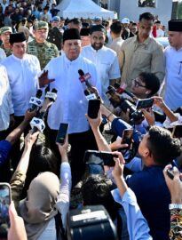 Presiden Prabowo Subianto memberikan keterangan pers usai melaksanakan salat Idulfitri di Mesjid Darussalam di Kabupaten Aceh Tamiang, Provinsi Aceh, Sabtu, 21 Maret 2026.