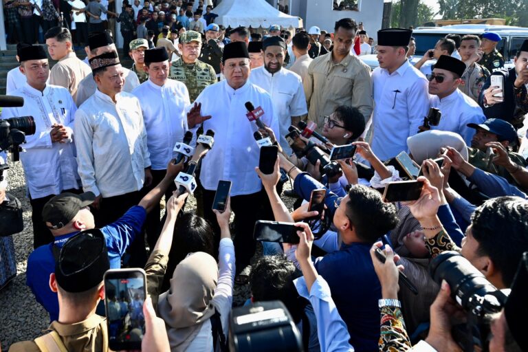 Presiden Prabowo Subianto memberikan keterangan pers usai melaksanakan salat Idulfitri di Mesjid Darussalam di Kabupaten Aceh Tamiang, Provinsi Aceh, Sabtu, 21 Maret 2026.