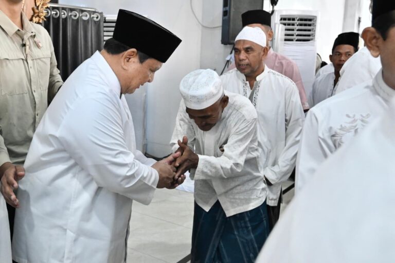Presiden Prabowo Subianto bersilaturahmi bersama warga di Aceh Tamiang, Provinsi Aceh, Sabtu, 21 Maret 2026.