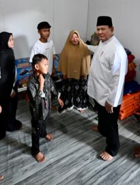 Presiden Prabowo Subianto meninjau kawasan hunian sementara (huntara) di Kahupaten Aceh Tamiang, Provinsi Aceh, Sabtu, 21 Maret 2026.