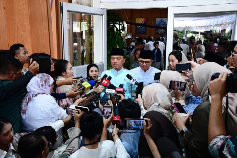 Menteri Sekretaris Negara Prasetyo Hadi memberikan keterangan pers di kompleks Istana Kepresidenan, Jakarta, pada Sabtu, 21 Maret 2026.