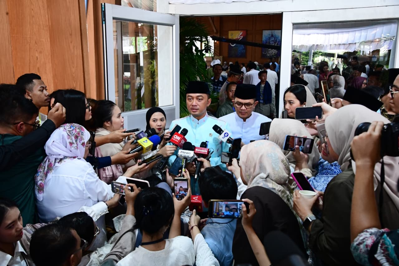 Menteri Sekretaris Negara Prasetyo Hadi memberikan keterangan pers di kompleks Istana Kepresidenan, Jakarta, pada Sabtu, 21 Maret 2026.