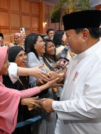 Presiden Prabowo Subianto menyapa warga di acara gelar griya (open house) di kompleks Istana Kepresidenan, Jakarta, pada Sabtu, 21 Maret 2026.