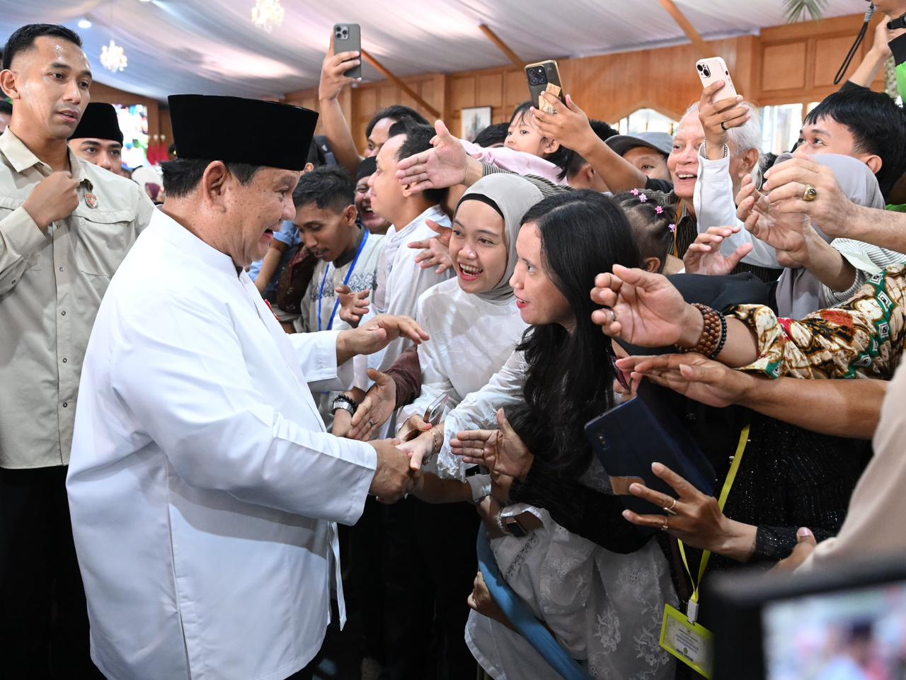Presiden Prabowo Subianto menyapa warga pada acara gelar griya (open house) di kompleks Istana Kepresidenan, Jakarta, pada Sabtu, 21 Maret 2026.