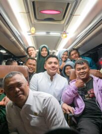 Seskab Teddy Indra Wijaya bersama Menhub Dudy Purwagandhi meninjau langsung pengelolaan puncak arus balik Lebaran 2026 di Terminal Terpadu Pulo Gebang, Cakung, Rabu 25 Maret 2026.