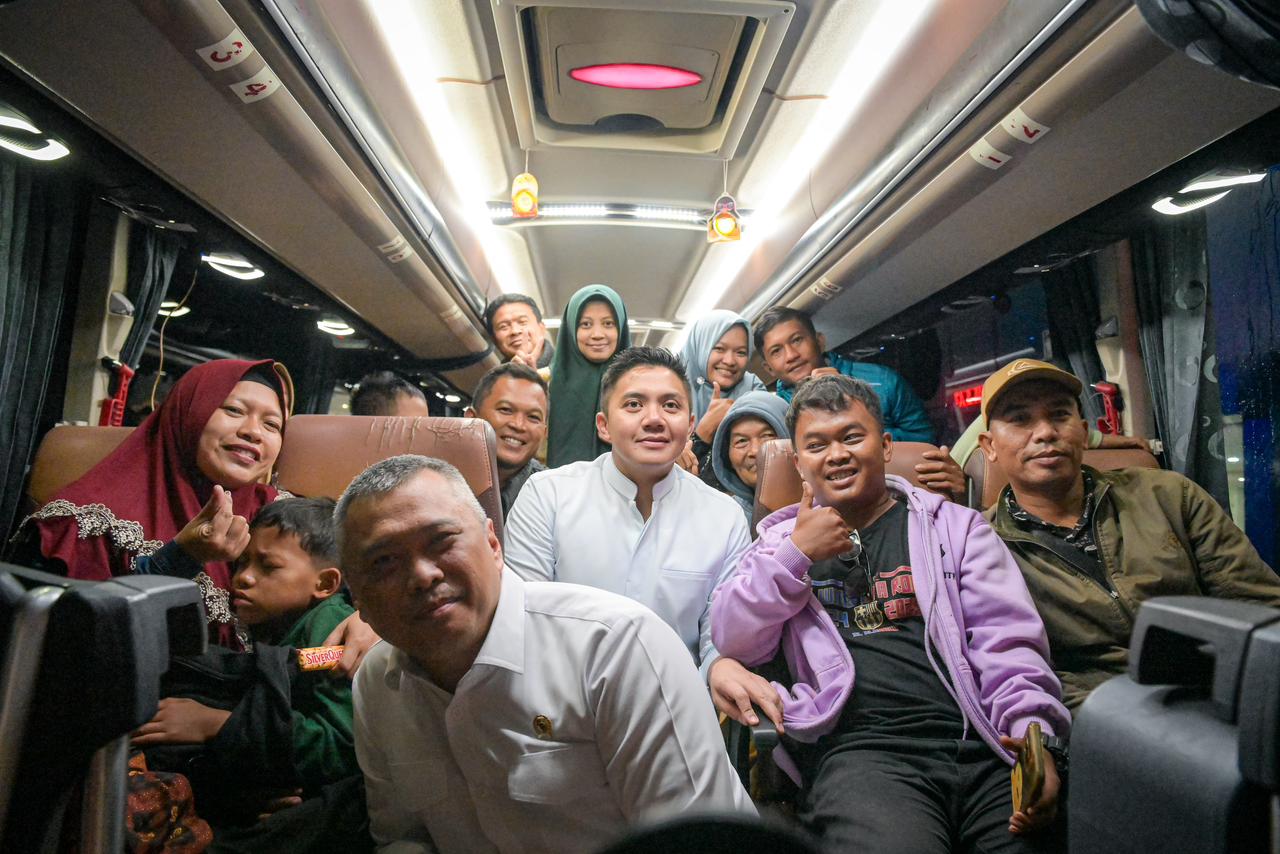 Seskab Teddy Indra Wijaya bersama Menhub Dudy Purwagandhi meninjau langsung pengelolaan puncak arus balik Lebaran 2026 di Terminal Terpadu Pulo Gebang, Cakung, Rabu 25 Maret 2026.