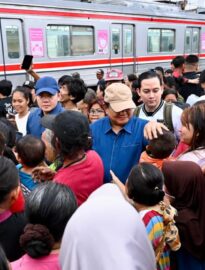 Presiden Prabowo Subianto menyapa masyarakat di pemukiman padat penduduk Kelurahan Kramat, Kecamatan Senen, Jakarta Pusat, Kamis, 26 Maret 2026.
