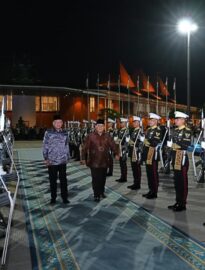 Presiden Prabowo Subianto mengantar langsung Perdana Menteri (PM) Malaysia Anwar Ibrahim ke Pangkalan TNI AU Halim Perdanakusuma, Jakarta, pada Jumat, 27 Maret 2026.