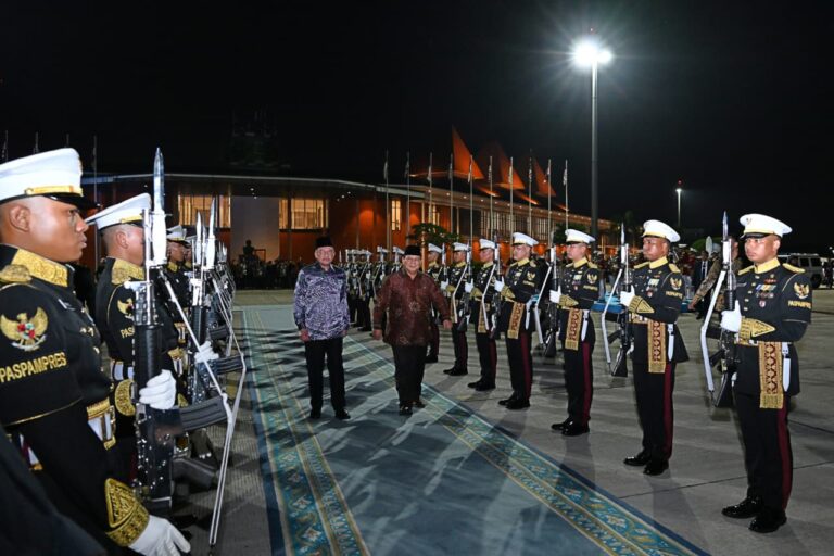 Presiden Prabowo Subianto mengantar langsung Perdana Menteri (PM) Malaysia Anwar Ibrahim ke Pangkalan TNI AU Halim Perdanakusuma, Jakarta, pada Jumat, 27 Maret 2026.