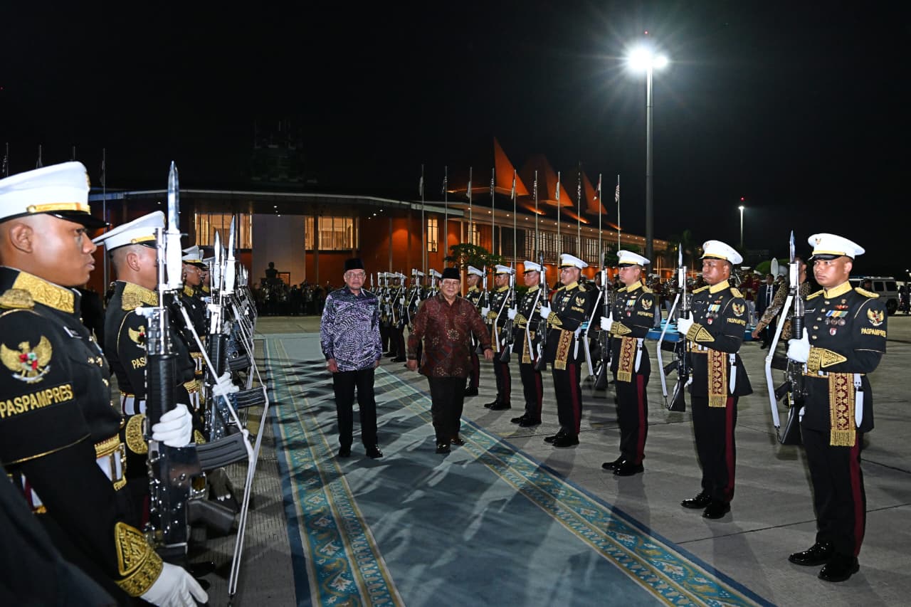Presiden Prabowo Subianto mengantar langsung Perdana Menteri (PM) Malaysia Anwar Ibrahim ke Pangkalan TNI AU Halim Perdanakusuma, Jakarta, pada Jumat, 27 Maret 2026.