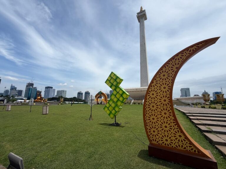 Bazar dan hiburan rakyat bagi masyarakat diselenggarakan di kawasan Monumen Nasional (Monas), Jakarta pada Sabtu, 28 Maret 2026.