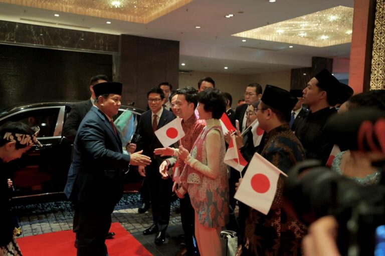 Presiden Prabowo Subianto disambut antusias oleh diaspora Indonesia yang telah menanti kedatangannya di hotel tempatnya bermalam di Tokyo, Jepang, pada Minggu malam, 29 Maret 2026.