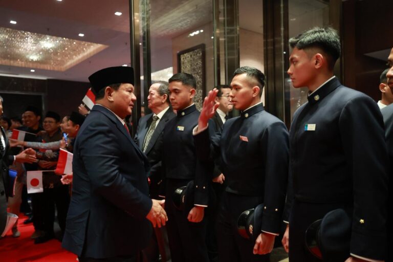 Presiden Prabowo Subianto disambut hangat oleh para pelajar dan taruna Indonesia yang tengah menempuh pendidikan di National Defence Academy (NDA) Jepang, di hotel tempatnya bermalam di Tokyo, Jepang, pada Minggu malam, 29 Maret 2026.