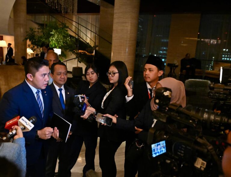 Seskab Teddy menyampaikan keterangannya usai mendampingi Presiden Prabowo menghadiri Forum Bisnis Indonesia-Jepang, di Tokyo, pada Senin, 30 Maret 2026.