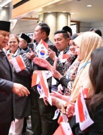 Presiden Prabowo Subianto disambut hangat dan antusias oleh warga negara Indonesia yang tinggal di Korea Selatan saat tiba di hotel tempatnya bermalam di Seoul, Republik Korea, pada Selasa malam, 31 Maret 2026.