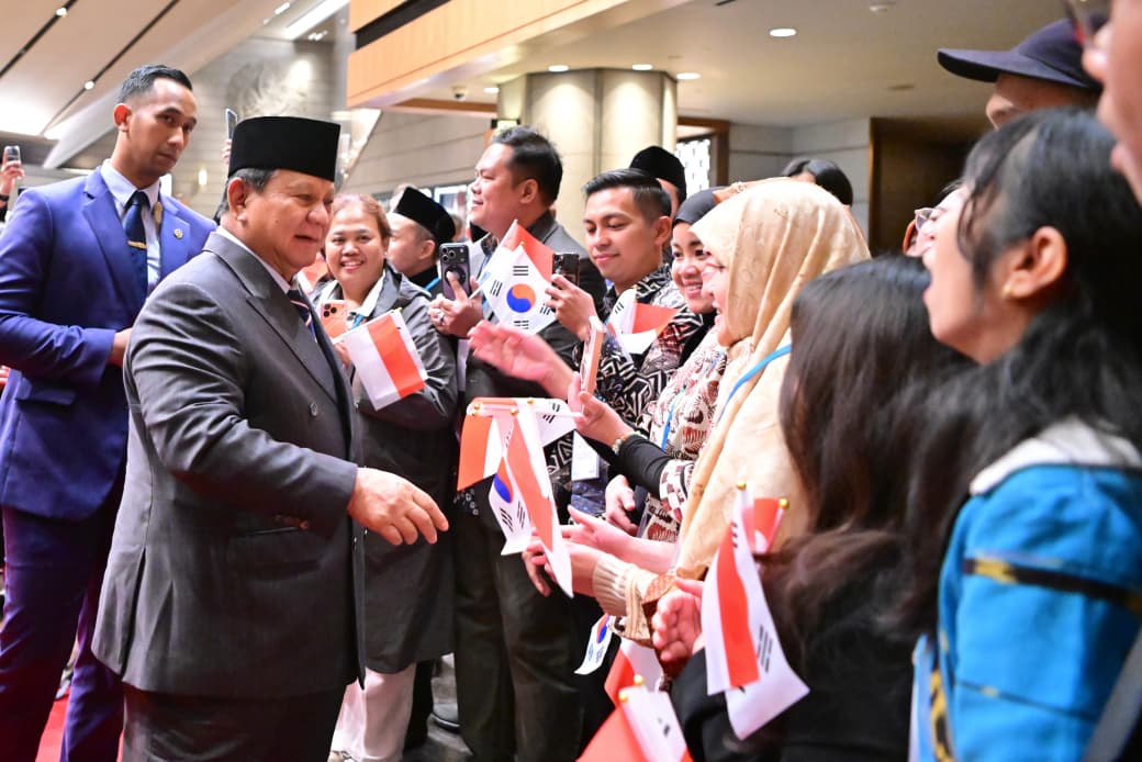 Presiden Prabowo Subianto disambut hangat dan antusias oleh warga negara Indonesia yang tinggal di Korea Selatan saat tiba di hotel tempatnya bermalam di Seoul, Republik Korea, pada Selasa malam, 31 Maret 2026.