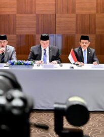 Pemerintah Indonesia meluncurkan paket kebijakan strategis dalam rangka mitigasi risiko dan antisipasi dinamika global melalui konferensi pers yang digelar secara hybrid dari Seoul, Republik Korea, pada Selasa, 31 Maret 2026.