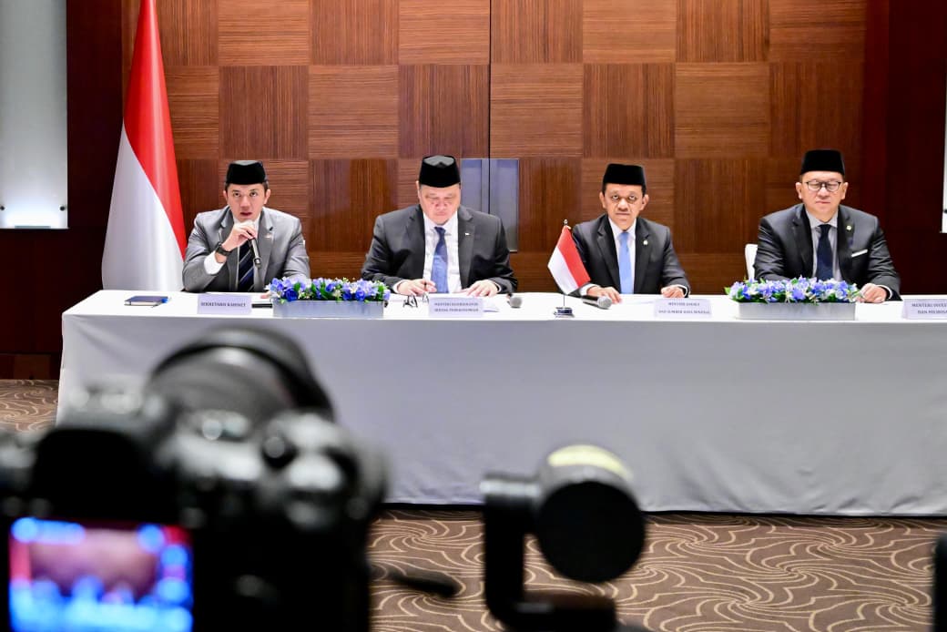 Pemerintah Indonesia meluncurkan paket kebijakan strategis dalam rangka mitigasi risiko dan antisipasi dinamika global melalui konferensi pers yang digelar secara hybrid dari Seoul, Republik Korea, pada Selasa, 31 Maret 2026.