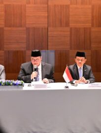 Menteri Koordinator Bidang Perekonomian Airlangga Hartarto memberikan keterangan pers kepada media di Seoul, Selasa, 31 Maret 2026.