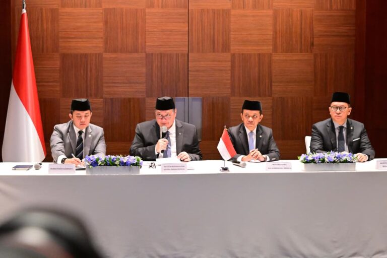 Menteri Koordinator Bidang Perekonomian Airlangga Hartarto memberikan keterangan pers kepada media di Seoul, Selasa, 31 Maret 2026.