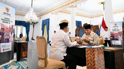President Prabowo Subianto pays zakat to the National Zakat Agency (BAZNAS) at the State Palace, Jakarta, on Friday (03/13). (Photo by: BPMI of Presidential Secretariat)