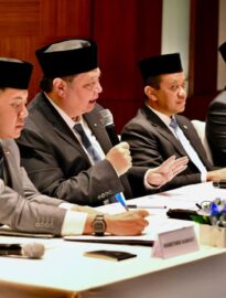 Menteri Koordinator Bidang Perekonomian Airlangga Hartarto menyampaikan pernyataan dalam konferensi pers secara hybrid, pada Selasa, 31 Maret 2026.