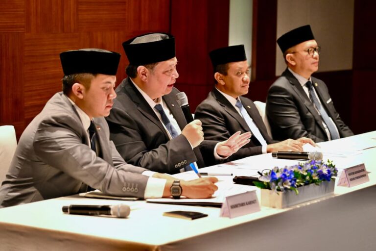 Menteri Koordinator Bidang Perekonomian Airlangga Hartarto menyampaikan pernyataan dalam konferensi pers secara hybrid, pada Selasa, 31 Maret 2026.