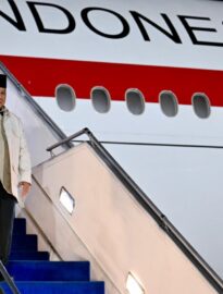 Presiden Prabowo Subianto tiba di Tanah Air usai merampungkan kunjungan ke dua negara, Jepang dan Republik Korea pada Rabu, 1 April 2026 sekitar pukul 23.55 WIB.
