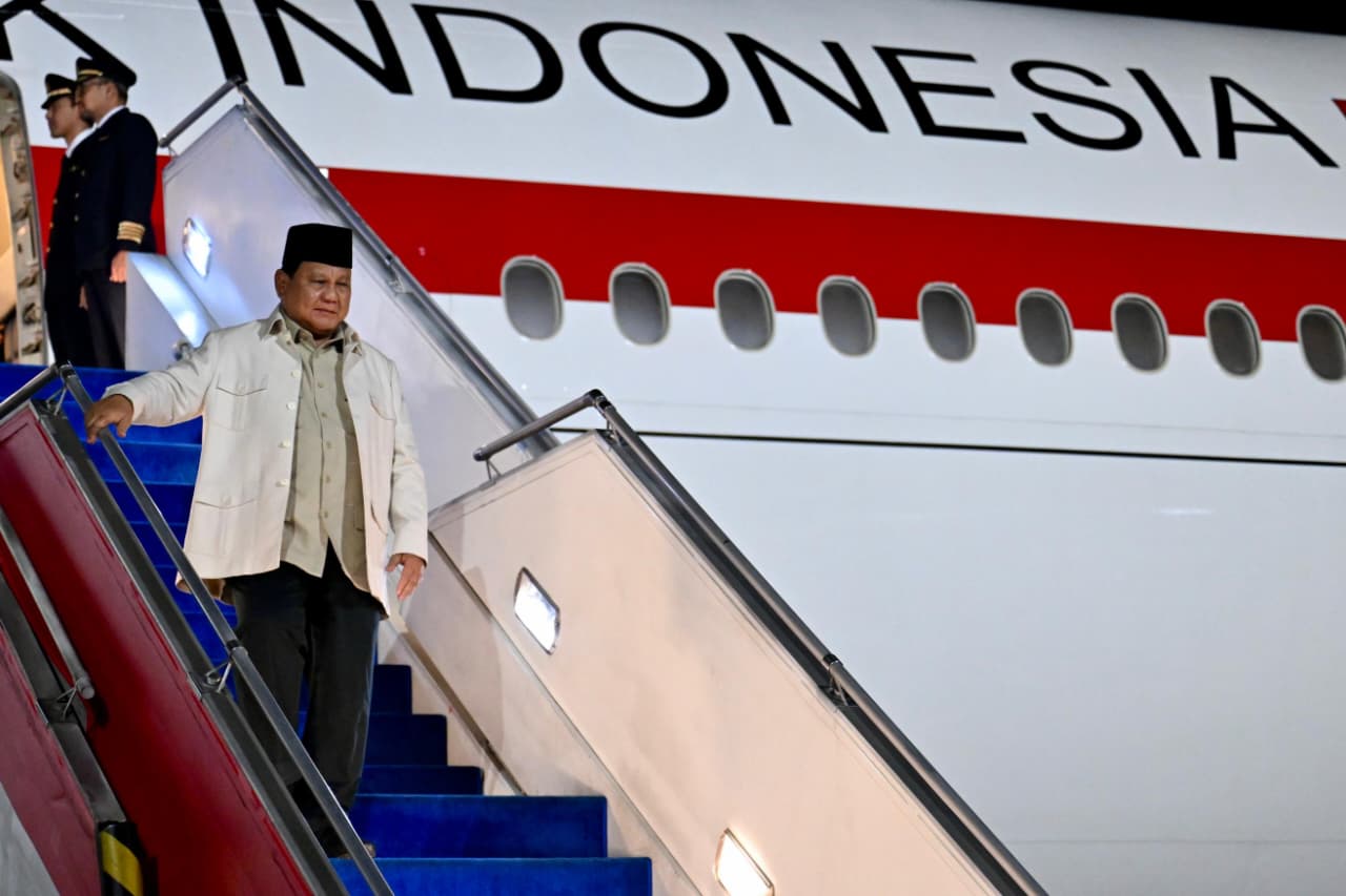 Presiden Prabowo Subianto tiba di Tanah Air usai merampungkan kunjungan ke dua negara, Jepang dan Republik Korea pada Rabu, 1 April 2026 sekitar pukul 23.55 WIB.