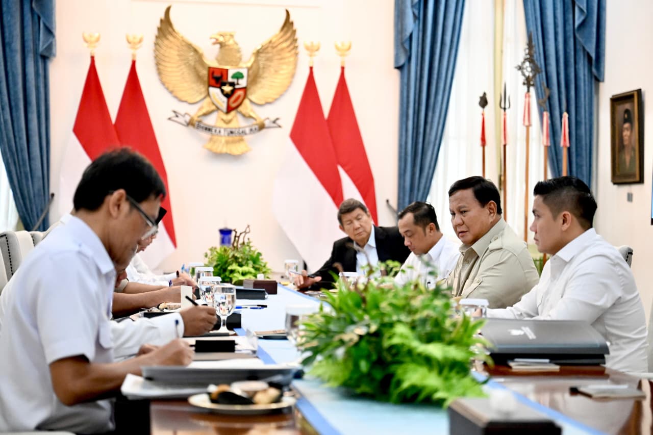 Presiden Prabowo Subianto memimpin rapat terbatas di Istana Merdeka, Jakarta, pada Senin, 6 April 2026.
