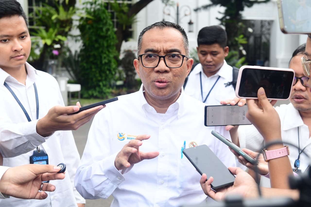 Menteri Pendidikan Tinggi, Sains, dan Teknologi (Mendiktisaintek) Brian Yuliarto menyampaikan keterangan pers di Istana Merdeka, Jakarta, pada Senin, 6 April 2026.