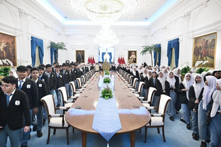 Presiden Prabowo Subianto membuka lebar Istana Kepresidenan bagi anak-anak sekolah pada Selasa, 7 April 2026.