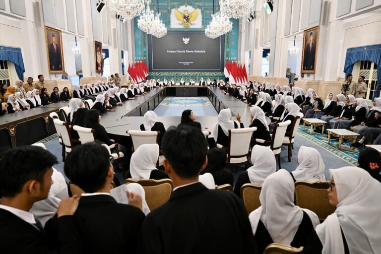 Siswa SMKN 19 Jakarta melakukan kunjungan ke Istana Kepresidenan Jakarta pada Selasa, 7 April 2026.