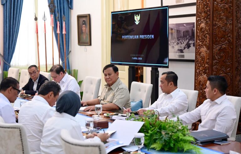 Presiden Prabowo Subianto memimpin rapat terbatas di Istana Merdeka, Jakarta pada Selasa, 7 April 2026.