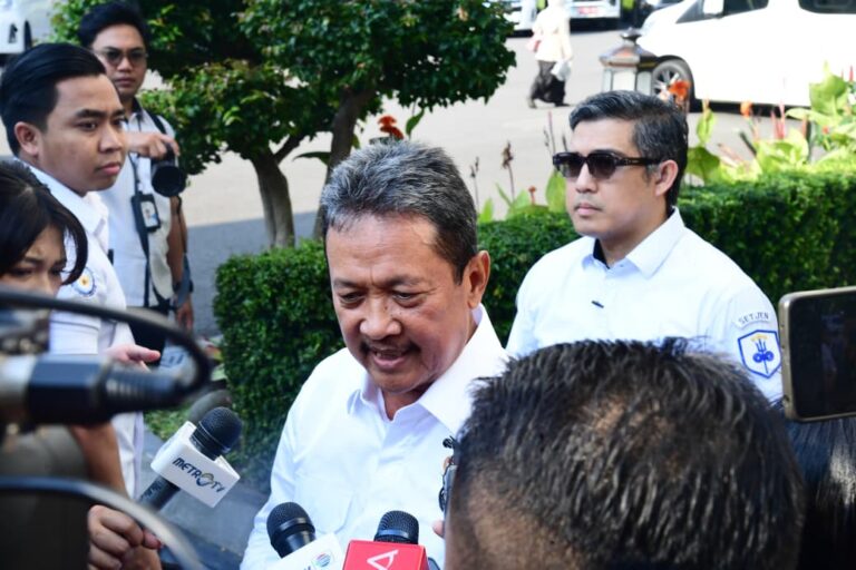 Menteri Kelautan dan Perikanan Sakti Wahyu Trenggono memberikan keterangan pers seusai menghadiri rapat terbatas di Istana Merdeka, Jakarta, pada Selasa, 7 April 2026.