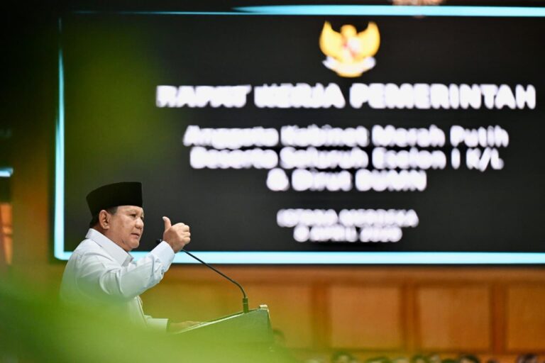 Presiden Prabowo melakukan pertemuan bersama seluruh anggota Kabinet Merah Putih, serta seluruh Eselon 1 Kementerian, Lembaga, dan Badan Pemerintah beserta Dirut BUMN di kompleks Istana Kepresidenan Jakarta, pada Rabu, 8 April 2026.