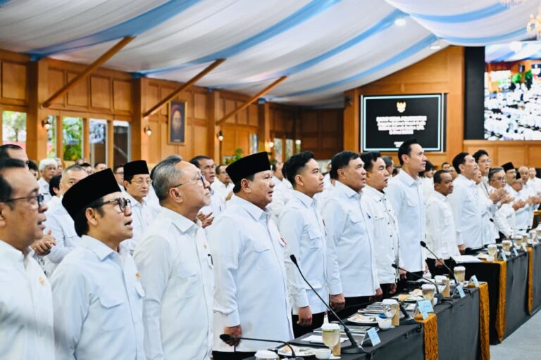 Presiden Prabowo Subianto menggelar Rapat Kerja Pemerintah bersama anggota Kabinet Merah Putih, seluruh pejabat Eselon I kementerian/lembaga, serta Direktur Utama BUMN di kompleks Istana Kepresidenan Jakarta, pada Rabu, 8 April 2026.