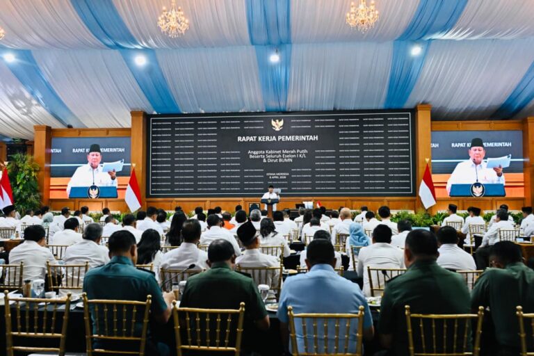 Presiden Prabowo memberikan taklimat di hadapan seluruh pejabat Eselon I kementerian/lembaga, serta para Direktur Utama BUMN yang digelar di Kompleks Istana Kepresidenan Jakarta, Rabu, 8 April 2026.